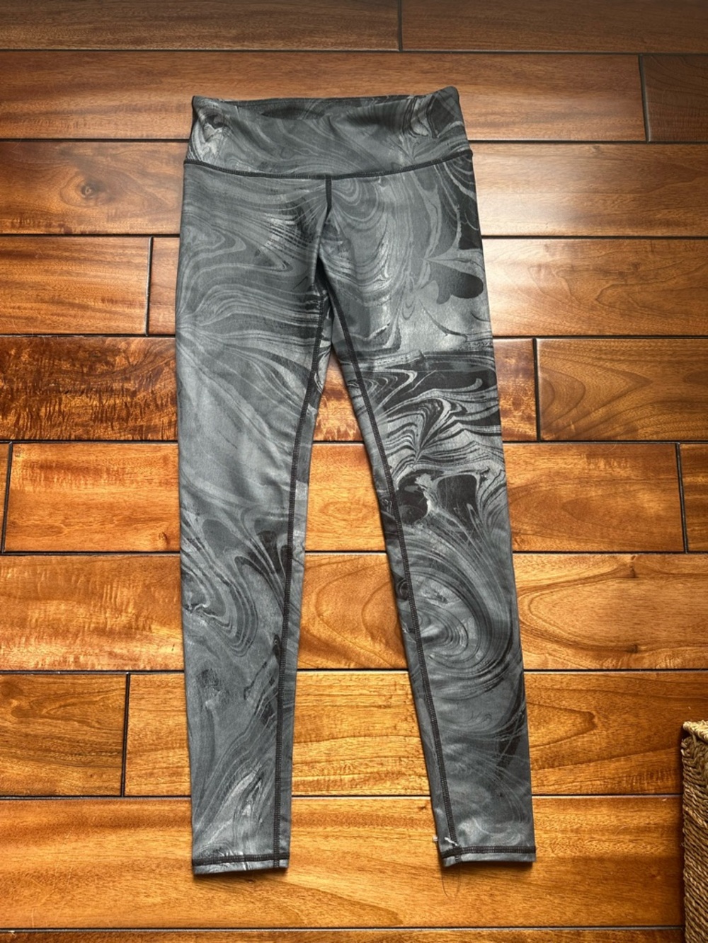 NWOT ALO Yoga Airbrush Gray Marble-Print Leggings